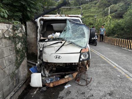 西莒資源回收車18日下午5點左右，疑似煞車失靈發生車禍。(圖:宋幸儒)