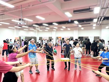 連江縣衛生局響應心理健康月，舉辦闖關遊戲，透過競賽加強民眾心理健康教育。（圖：馮紹夫、衛生局）