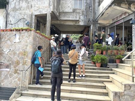 田澳社協理事長陳善澔帶領《文化在路上》民眾，探訪聚落歷史人文與藝術作品，體驗馬祖島嶼的文化故事。（圖／文：宋幸儒）