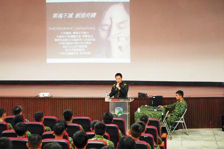 黃信凱老師以軍魂不滅，創造奇蹟為主題進行演說。