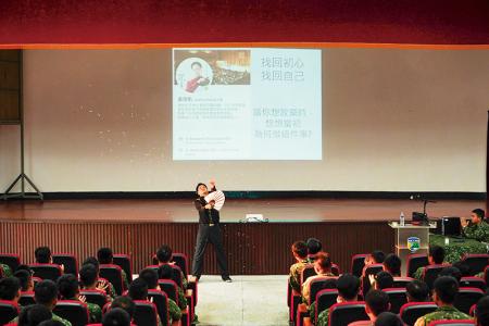 黃信凱老師演說中輔以魔術表演提升看點。