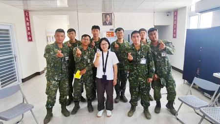 課後與講師合影留念。