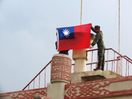 官兵升旗臺展開國旗。