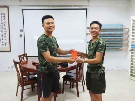 副連長頒贈獎勵予以優勝官兵。