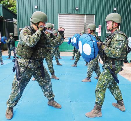 近戰格鬥攻擊訓練。