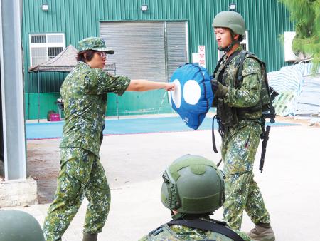 教官指導戰技動作。