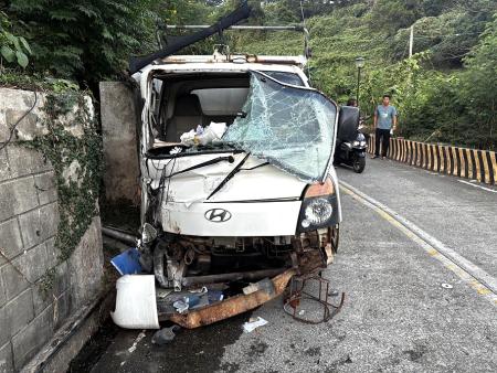 西莒資源回收車18日下午5點左右,疑似煞車失靈發生車禍,晚上7時35分直升機後送台灣。(圖/文:宋幸儒)
