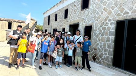 文化處舉辦「馬祖國際藝術島北竿小旅行」,數十名大小朋友登島參訪,感受藝術與島嶼地景交融的魅力。(圖:文化處提供、文:鄭禮頤)