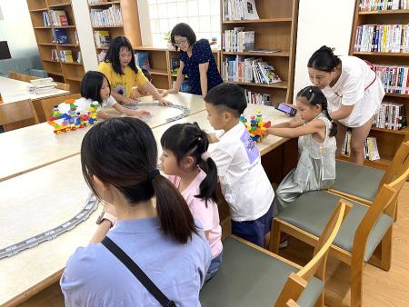 孩子們在北竿圖書館STEAM課動手玩積木，親子同樂展現滿滿創意。（圖／文：鄭禮頤）