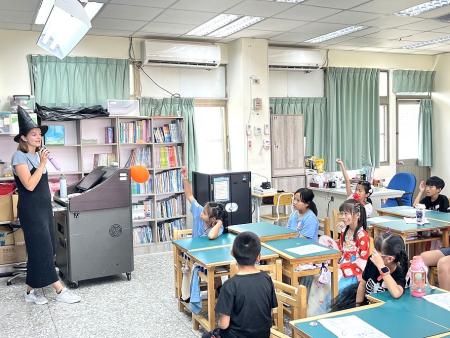 萬聖節快要到了，英語教育資源中心外籍教師設計萬聖節英語活動，邀請學生參加活動並從中學習英語。（圖／文：馮紹夫）