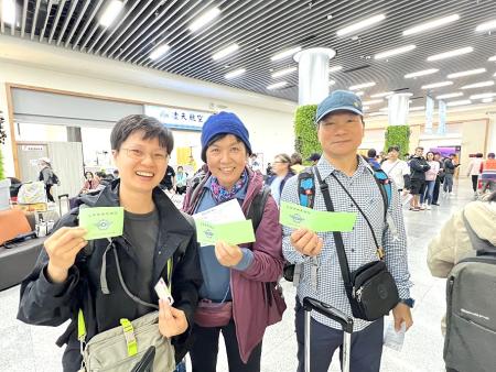 為疏運滯留旅客,國防部21日啟動4架次軍機,協助疏運280人返台;顏先生一家順利補上軍機,開心合影留念。(圖/文:馮紹夫)