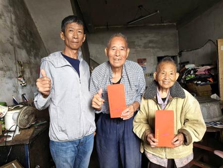 九九重陽節將至，鄉長陳樂禮代表縣長王忠銘前往長者家裡賀節並致贈禮金，祝福長者們身體健康、福壽延綿。（圖／文：宋幸儒）