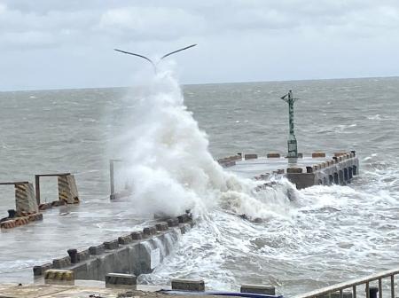 近日颱風與東北季風共伴，北竿橋仔澳口掀起巨浪。（圖／文：鄭禮頤）