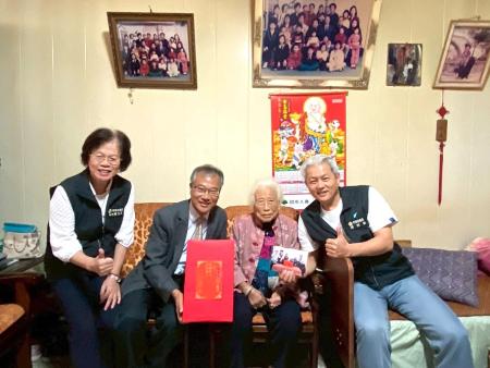 介壽村陳賽金女士91歲生日,代理秘書長陳明傑與鄉長林志東、民社處長曾玉花前往賀壽祝福。(圖:南竿鄉公所)