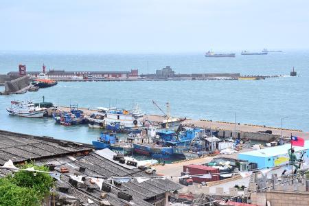 東北季風＋颱風外環＋低壓帶，強風巨浪肆虐，馬祖海上長短程船班交通已連續停航數天。（圖／文：陳其敏）