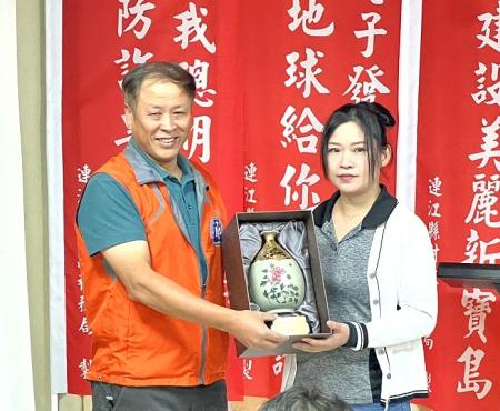 財政部北區國稅局馬祖服務處表揚績優營業人誼客閣咖啡烘焙館,主任曹祥安代表表揚。(圖/文:馮紹夫)