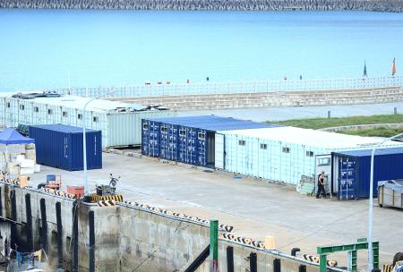 為提升東引漁港碼頭整體景觀，鄉公所今年續購7個貨櫃，提供漁民存放漁具使用。（圖／文：陳其敏）