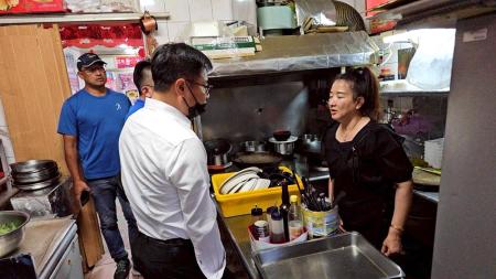 環資局偕同廠商到餐廳現勘餐飲設備，並輔導業者相關清潔維護知識，保障空品及廚房工作者健康。（圖：連江縣環資局）