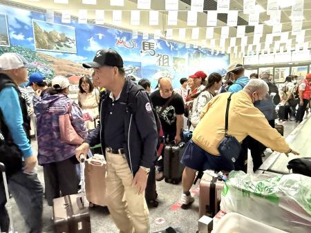光復節連假首日,馬祖湧入近千旅客。(圖/文:王致潔)
