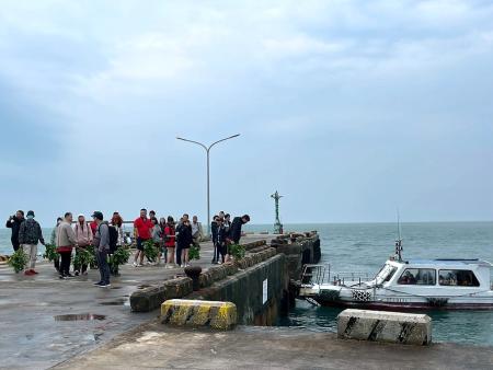 旅客自橋仔碼頭搭船準備登上大坵島,展開生態旅程。(圖/文:鄭禮頤)