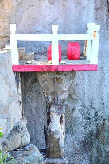 東引南澳港區「固若金湯」勒石旁的臨海休憩小平台，下方鋼筋混凝土支柱及平台欄杆出現明顯結構老化與損壞情形，鄉公所將邀集相關單位研擬修復及加固方案。（圖／文：陳其敏）