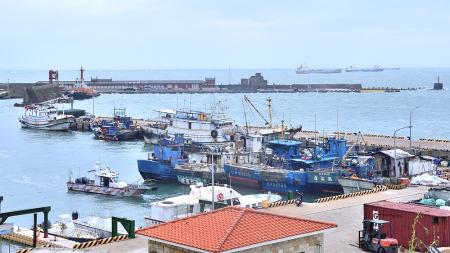東北季風逞威，海上風強浪高漁船難出海，東引「碼頭有魚賣」廣播聲暫歇。 （圖／文：陳其敏）