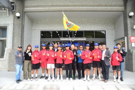 馬中棒球隊赴台參加第13屆黑豹旗全國高中棒球大賽，副縣長陳冠人代表縣長王忠銘前往機場送行並致贈程儀，為球員加油打氣。（圖／文：王致潔）