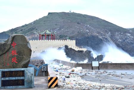 強烈東北季風逞威，東、西引連堤道路海漂垃圾激增，清潔人員等待風浪減弱後即進場清理。（圖／文：陳其敏）