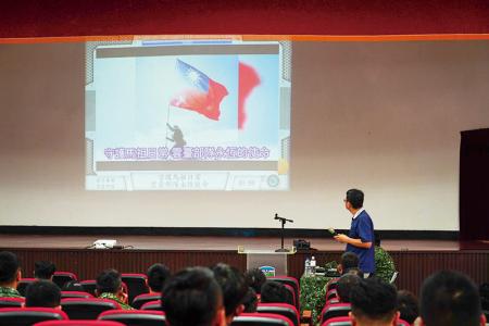 范宏宙博士進行全民國防議題研討。