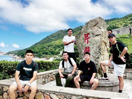役男參訪芹壁聚落。