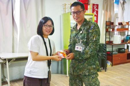 講師頒獎給心得分享優良的官兵。