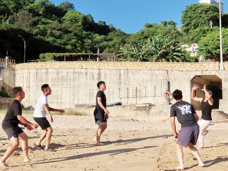 進行沙灘排球團體競賽。