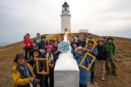 國家地理雜誌攝影師陳郁文帶領學員走訪東莒，以鏡頭記錄島嶼故事。（圖／文：蔡夢玲）
