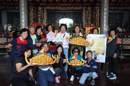 培植多元族群文化，「馬媳會」辦理傳統工藝「土地公龍船」研習，透過活動相互交流，分享馬媳們的故事。（圖／文：宋幸儒）