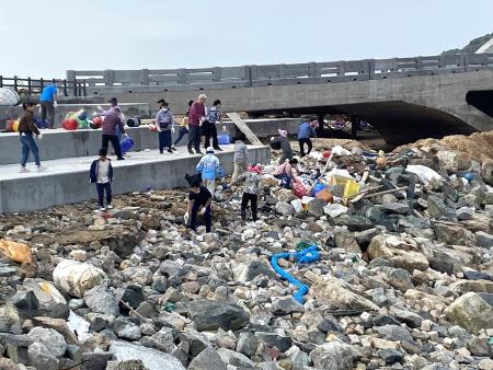 后澳社區發展協會號召鄉親一起淨灘，齊心維護塘后橋周邊環境，打造潔淨美麗家園。（圖／文：鄭禮頤）