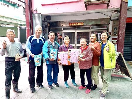 東犬長青協會理事長林家菊提前向會員發送重陽節禮品,祝福大家節日愉快。(圖/文:蔡夢玲)