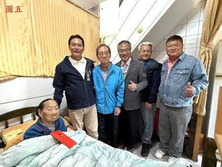 縣長王忠銘一行登門向王火金（圖一）、張金蓮（圖二）、陳桂香（圖三）、曹德水（圖四）、姜双金（圖五）等5位南竿百歲人瑞致贈重陽禮金與金鎖片，祝賀福壽綿長。（圖／文：王致潔）