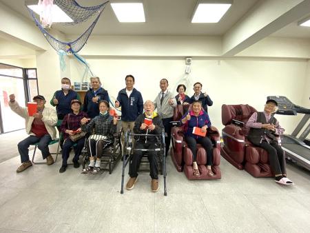 縣長王忠銘赴北竿各村發放重陽禮金，鄉長吳金平陪同慰問，氣氛溫馨。（圖／文：鄭禮頤）