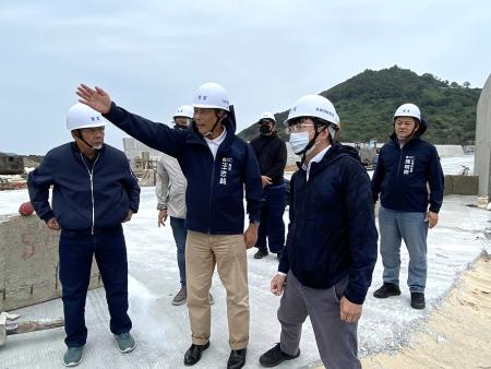 縣長王忠銘勘察北竿塘后橋工程，關心施工進度，要求確保品質、安全與時程。（圖／文：鄭禮頤）