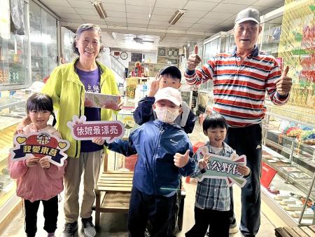 東莒國小與附設幼兒園小朋友逐戶登門問候長輩，祝賀重陽節快樂。（圖／文：蔡夢玲）