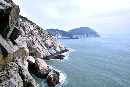持續受東北季風影響，馬祖這週天氣早晚比較涼、有短暫陣雨，沿海風浪大，海邊活動、海上航行注意安全。（圖：資料照片）