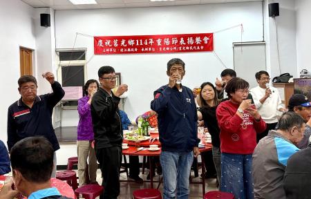 114年東莒重陽節表揚餐會,模範老人曹碧霞與敬老楷模曹德平上台接受表揚。(圖/文:蔡夢玲)