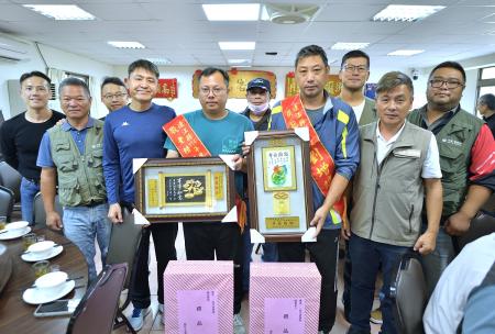 東引鄉公所舉辦九九重陽節敬老聯誼餐會，鄉長林德建等人代表縣長王忠銘頒贈模範老人、敬老楷模獎牌，場面溫馨。（圖／文：陳其敏）