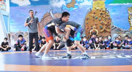 東引國中小舉辦114年度校慶暨運動會，活動在禮堂熱鬧登場，師生齊聚歡慶校慶，氣氛熱烈。校慶典禮中，角力隊精彩表演揭開序幕，展現學生平日訓練成果，贏得全場熱烈掌聲。（圖：東引國中小）