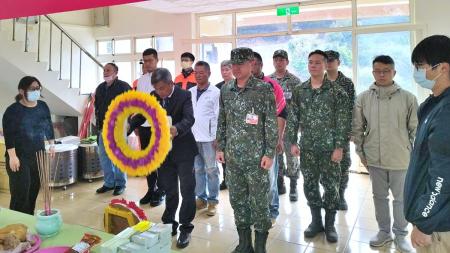 東引鄉公所舉行114年秋祭祭典，鄉長林德建與各界代表向歷代宗親靈位獻花致敬，表達追思與緬懷之意。（圖：東引鄉公所）