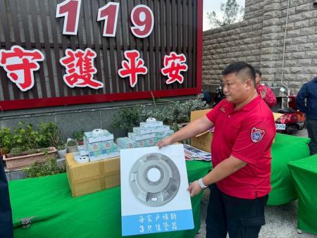 臺灣省城隍廟捐贈本縣4,000具住警器，代理秘書長陳明傑及消防局長曹典鈺代表全體縣民表達誠摯感謝。（圖／文：王致潔）