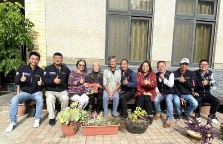 北竿鄉長吳金平代表縣長王忠銘，與鄉代會主席林加友及公所同仁前往后澳村祝賀93歲壽星王水仙女士，氣氛融洽溫馨。（圖／文：鄭禮頤）