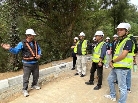 北竿鄉代會鄉政考察，林加友主席率代表與吳金平鄉長及公所團隊實勘各項工程進度與建設現況。（圖／文：鄭禮頤）