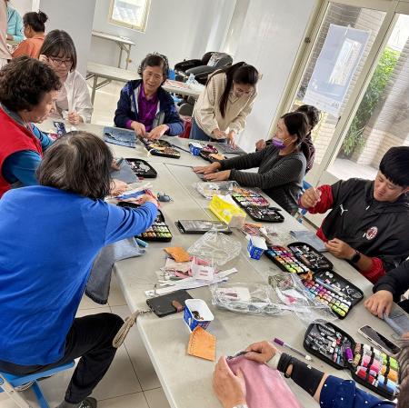 講師示範縫製技巧，帶領鄉親動手改造舊牛仔褲，實作出風格各異的創意包款。（圖／文：蔡夢玲）