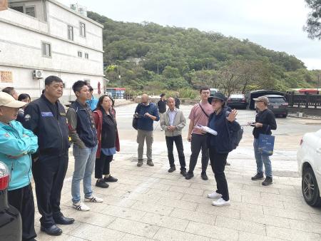 馬管處與北竿各相關單位會勘坂里步道及芹壁播音站改善工程，討論導引指標與景觀優化。（圖／文：鄭禮頤）